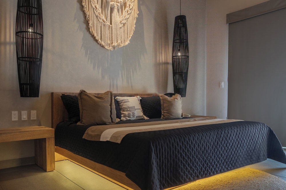 DELUXE, KING BED