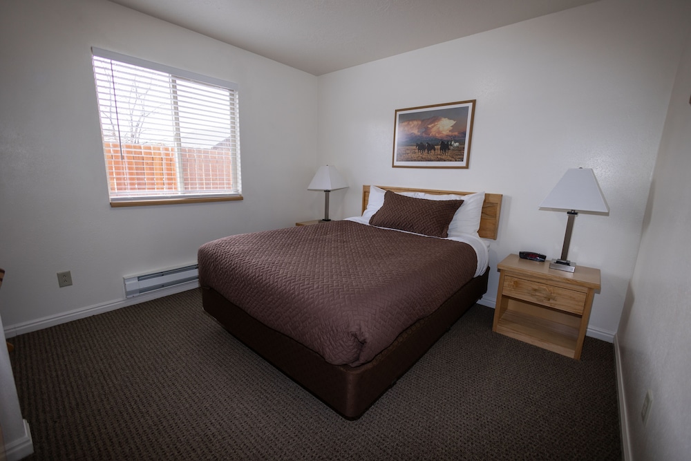 Austin\'s Chuckwagon Motel 8/41