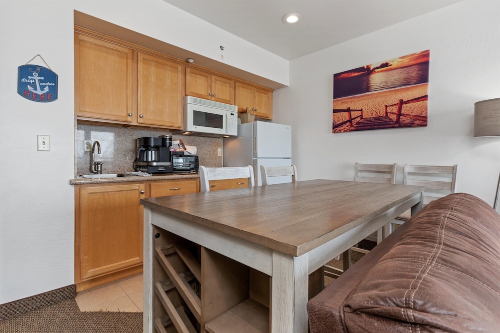 Beach House Inn & Suites 6/50