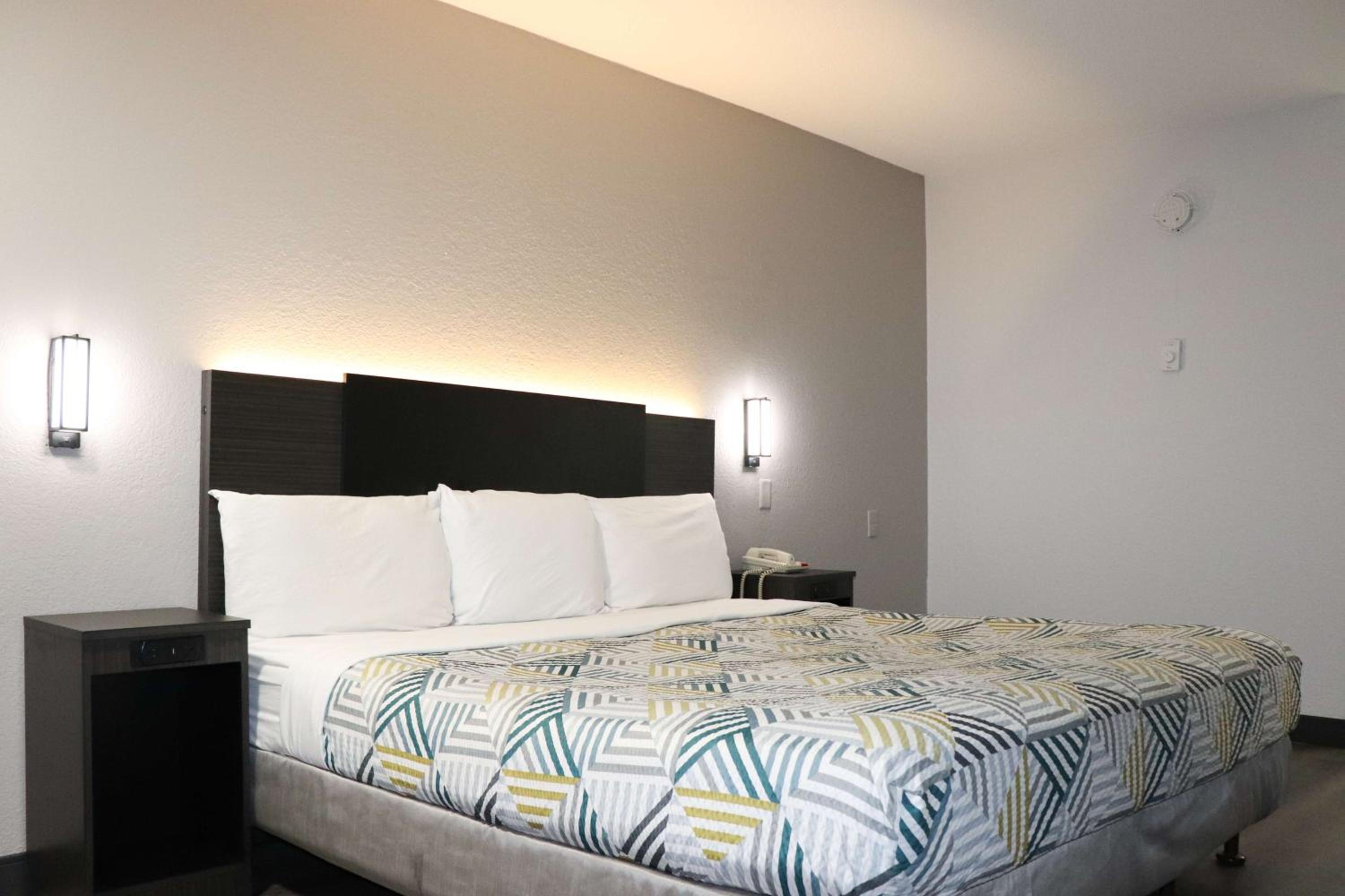 ROOM, QUADRUPLE