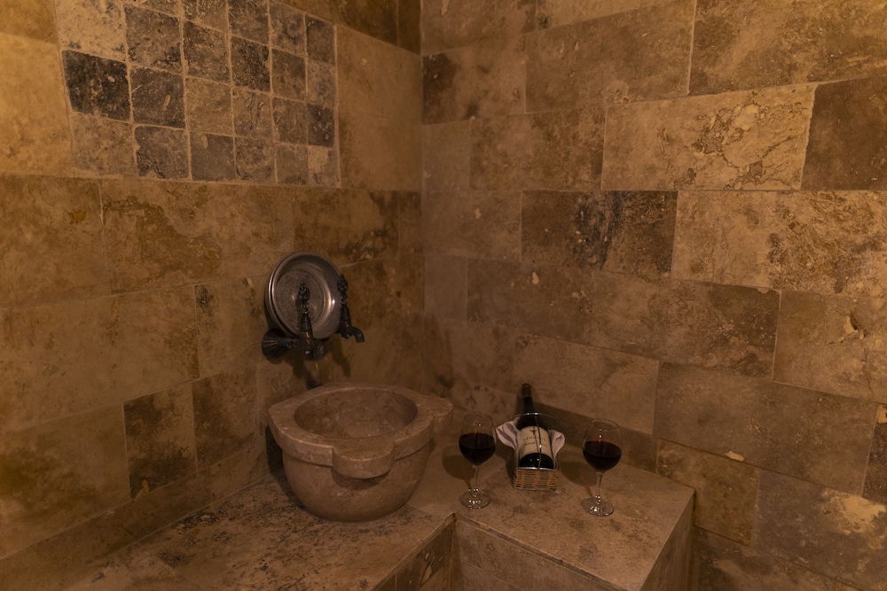 Cavusin Cave House 50/50