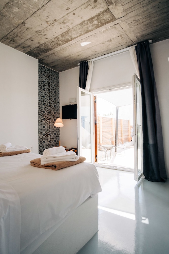 Mesanto Luxury Suites 10/50