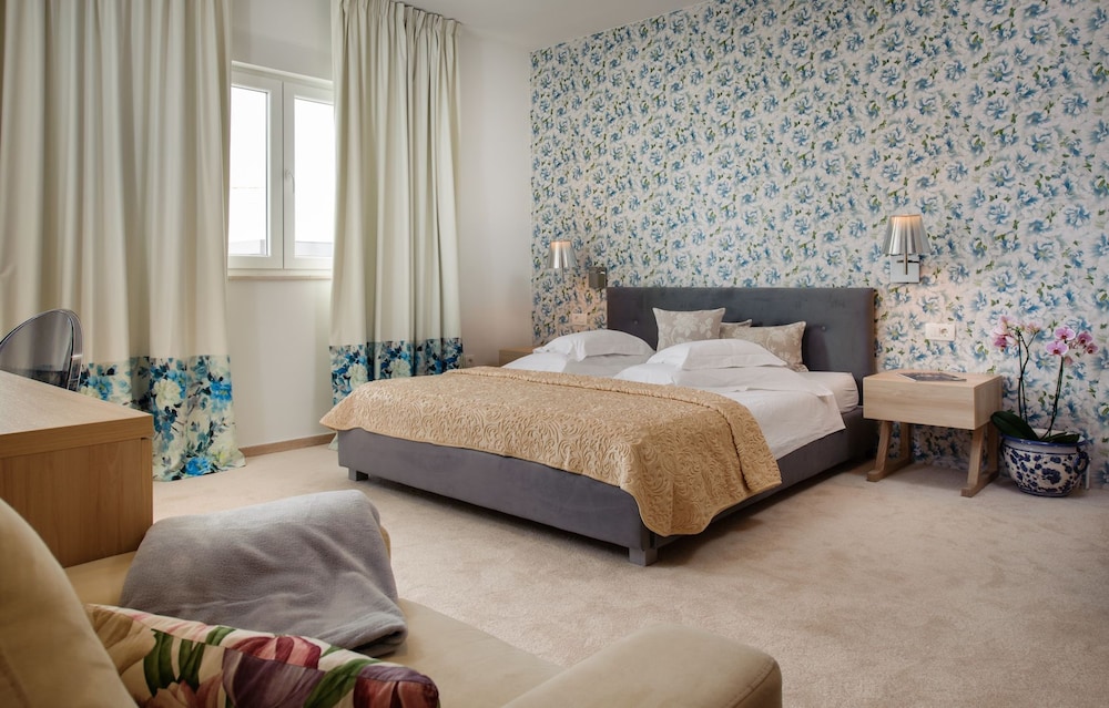 Boban Luxury Suites 24/80