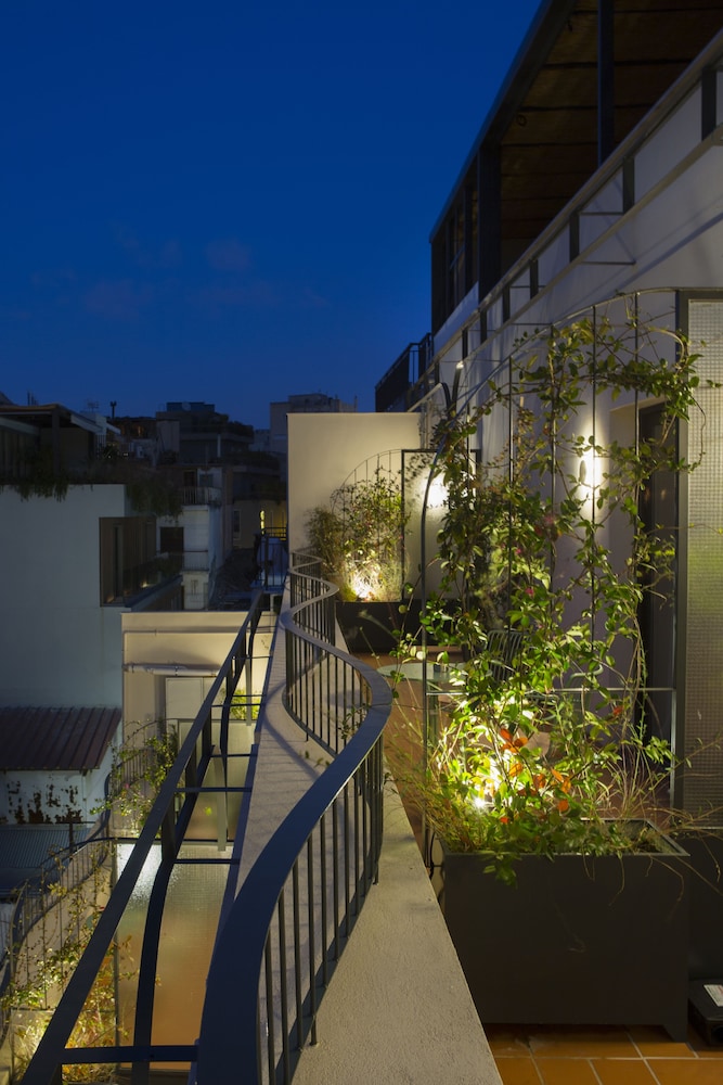L'Avventura Athens 33/50