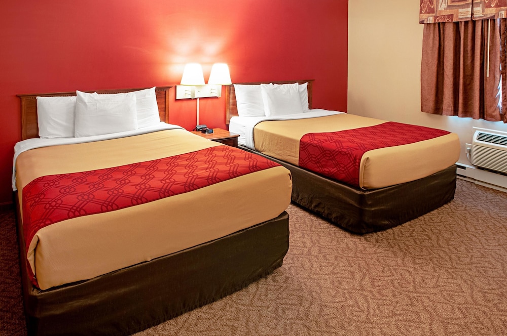 Econo Lodge Menomonie On The Bay MI 7/31