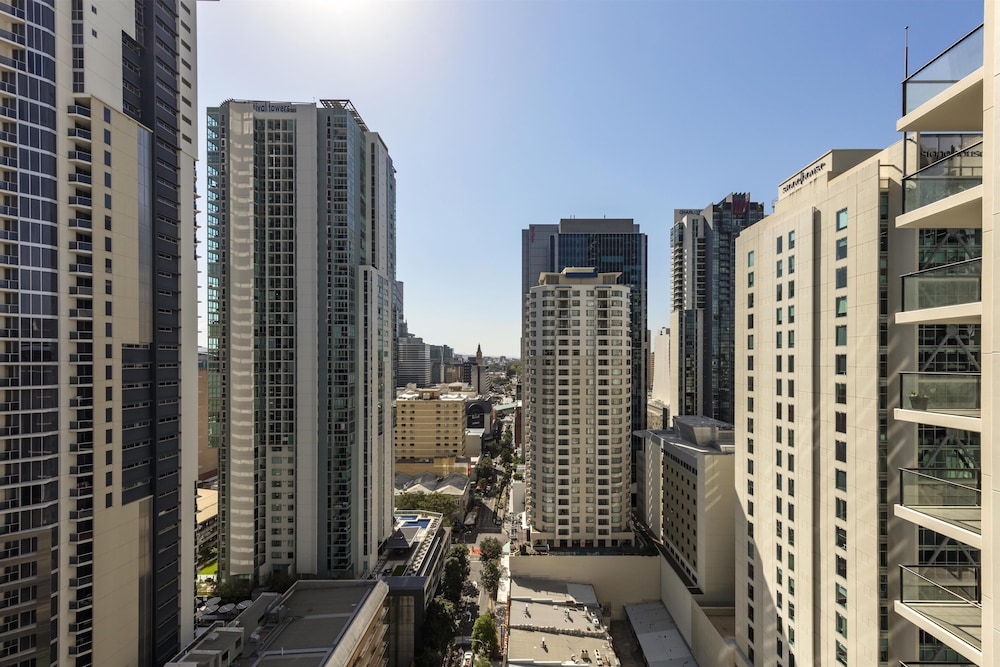 Oaks Brisbane River City Suites 67/72