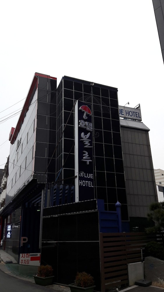 Blue Hotel 2/53