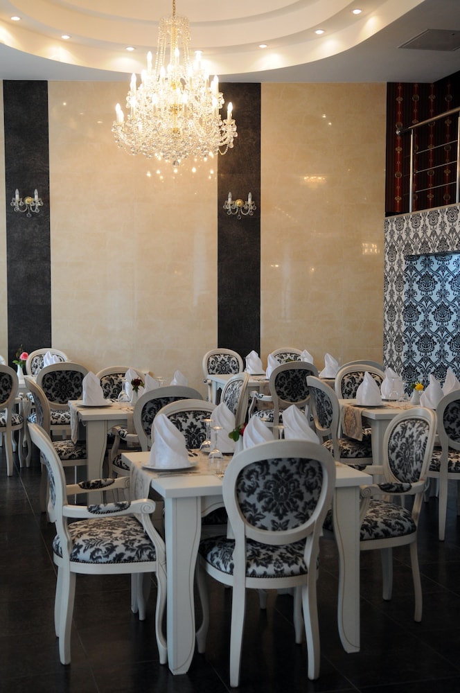 Manhattan Hotel Restaurant 35/41