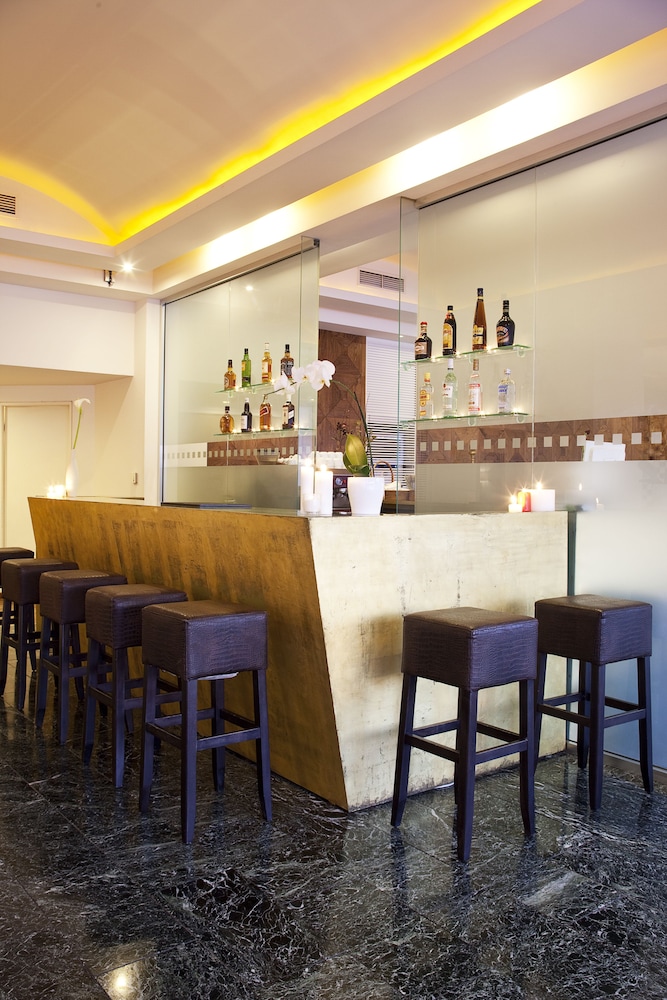 LUCY HOTEL 33/40