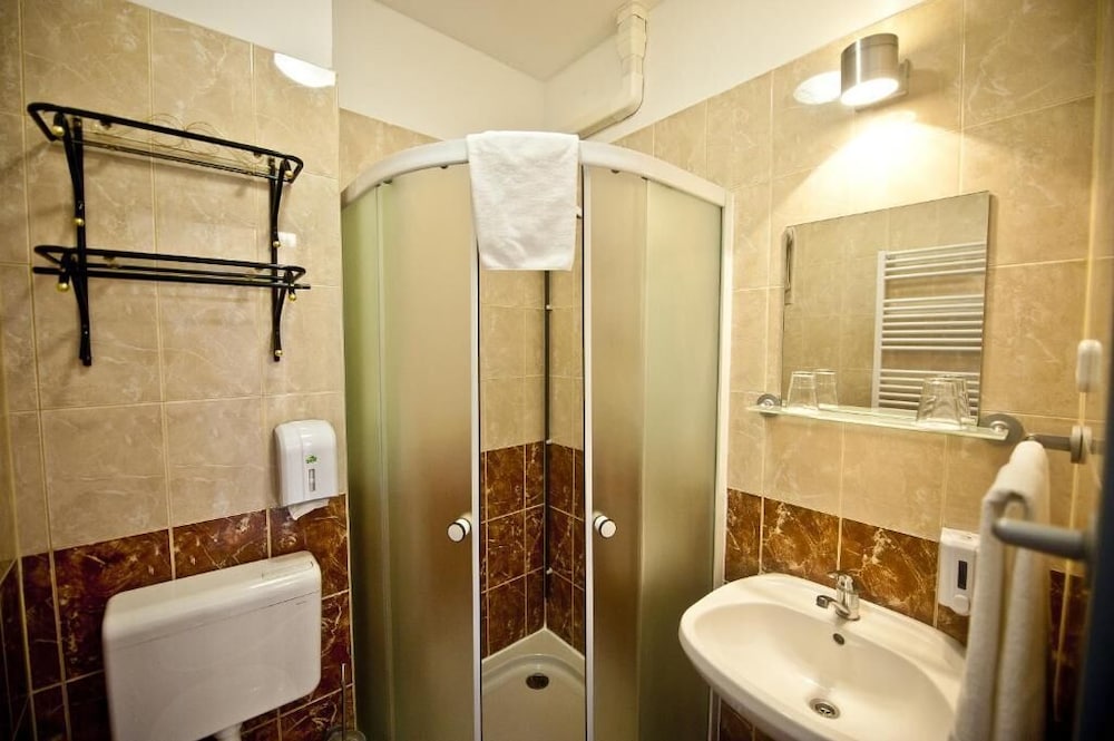 Canada Hotel Budapest 50/50