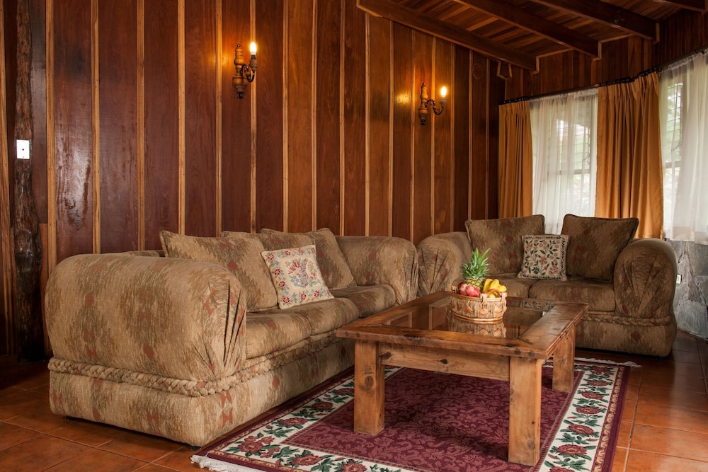 Arenal Lodge 46/73