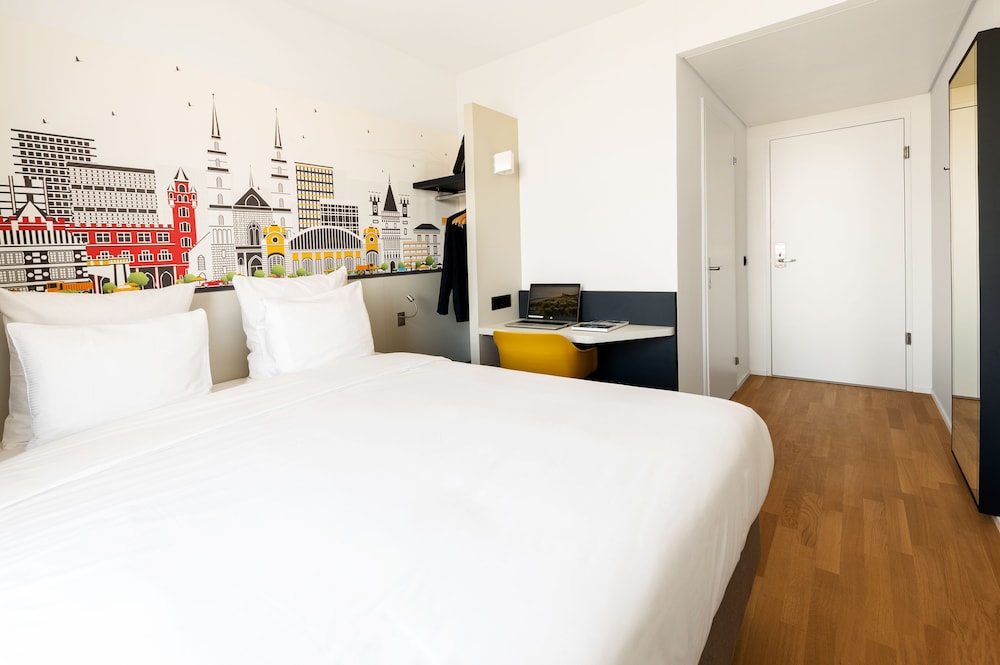 ROOM, DOUBLE BED