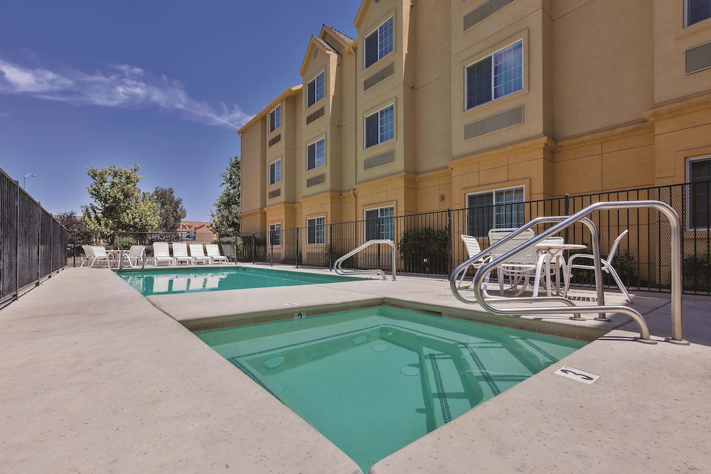 La Quinta Inn & Suites by Wyndham Tulare 3/40