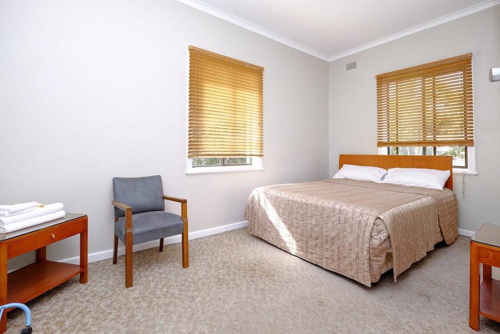 Lakes and Ocean Hotel Forster 17/40
