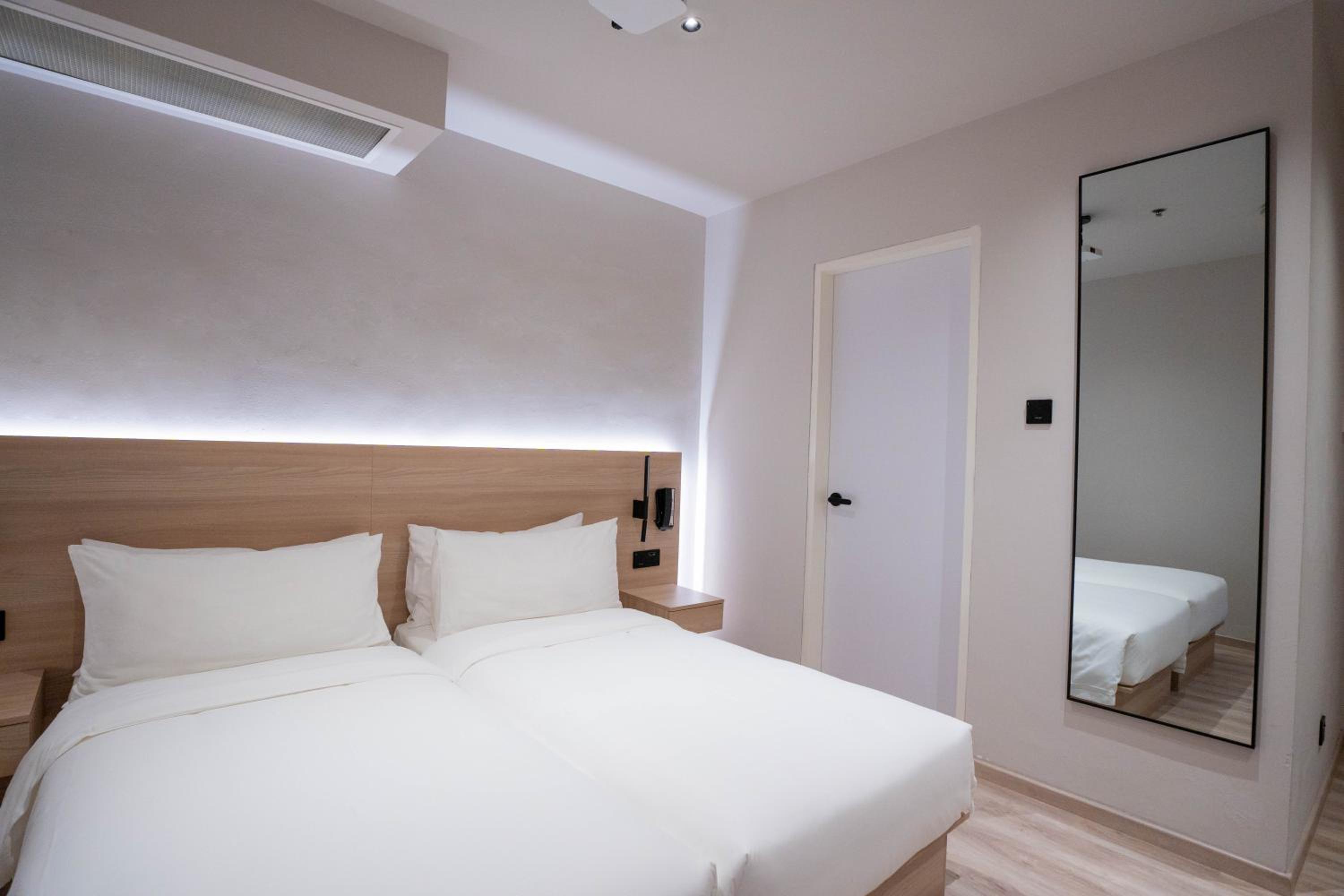 Superior, Basement, Twin Beds, No Window
