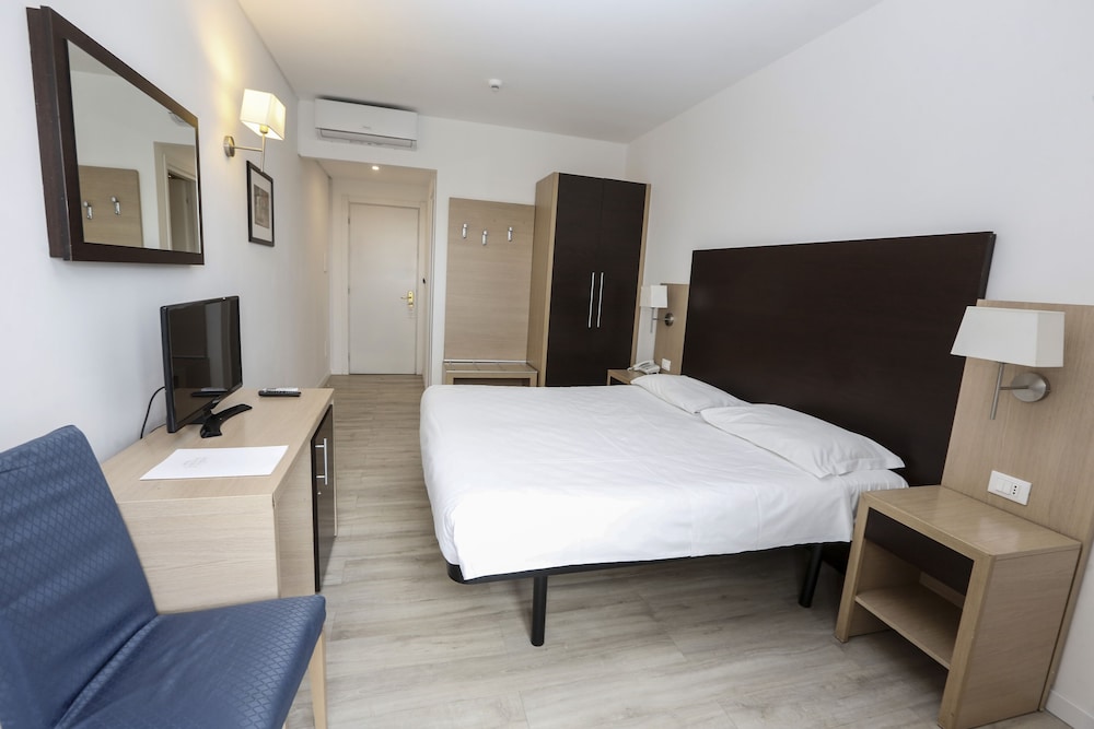 ROOM, DOUBLE BED