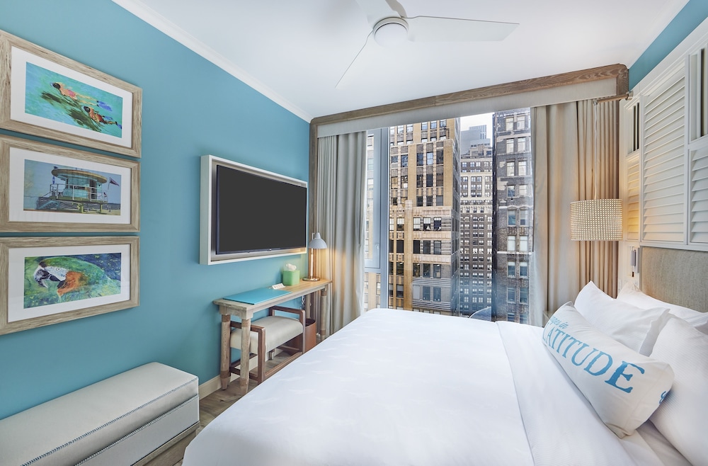 DELUXE, KING BED, ACCESSIBLE