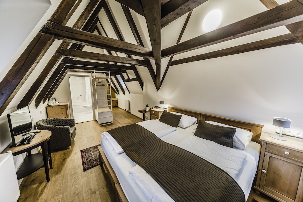 STANDARD, DOUBLE OR TWIN BED, RIVER VIEW