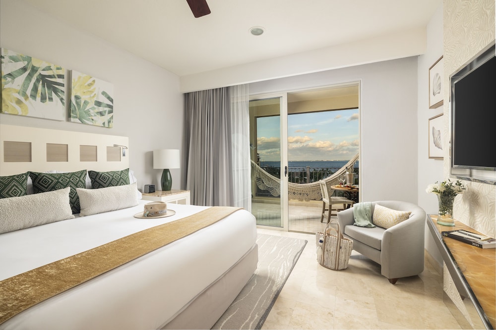 DELUXE, KING BED, OCEAN VIEW