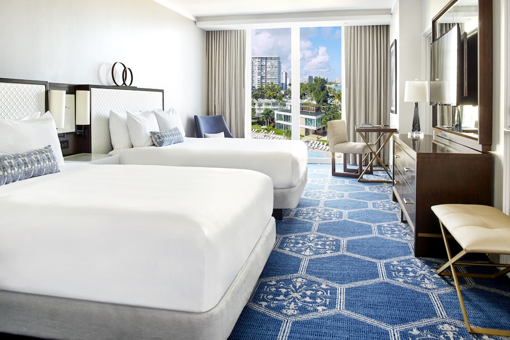 DELUXE, 2 QUEEN BEDS, PARTIAL OCEAN VIEW