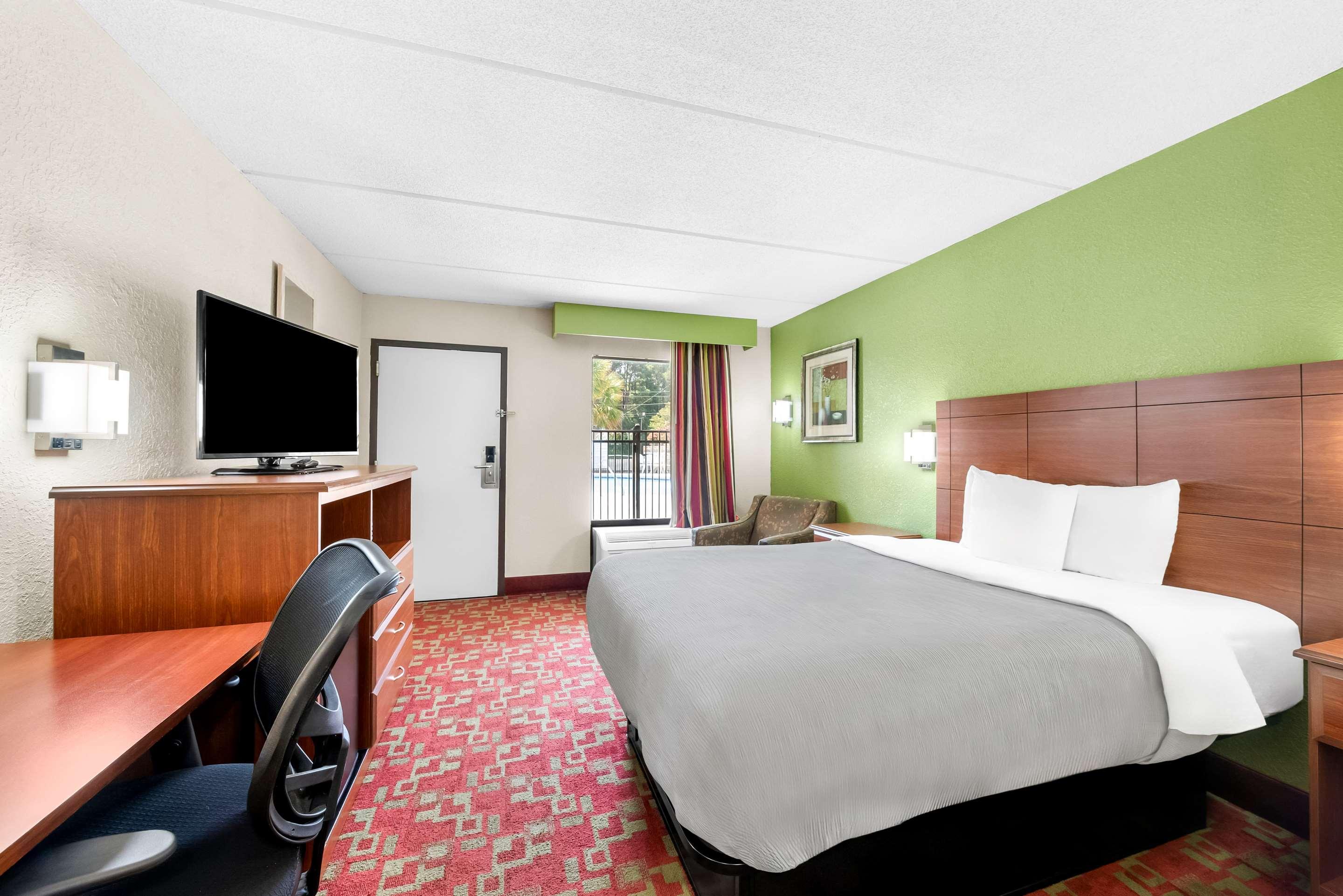 Room, Queen Bed, Smoking