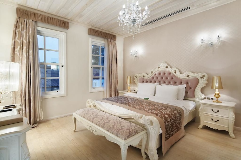 Elegance East Hotel Boutique Class 32/70