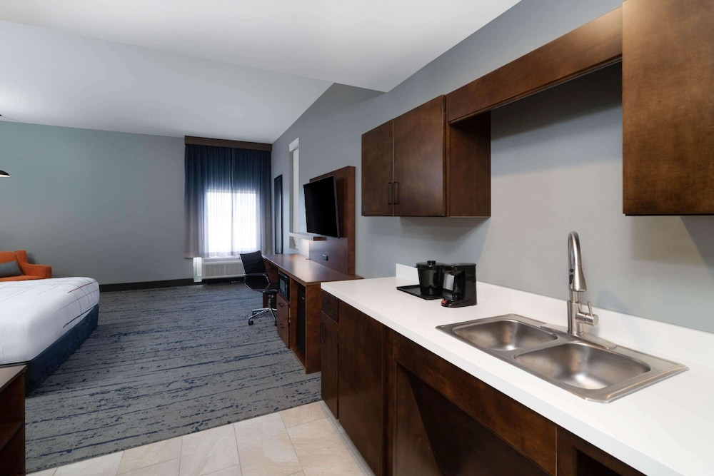 La Quinta Inn & Suites by Wyndham Louisville East 44/45
