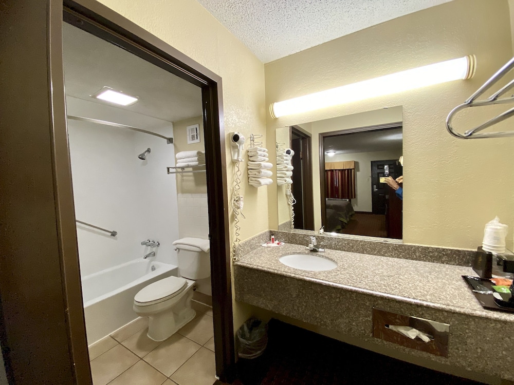 Super 8 By Wyndham Shawnee 23/48