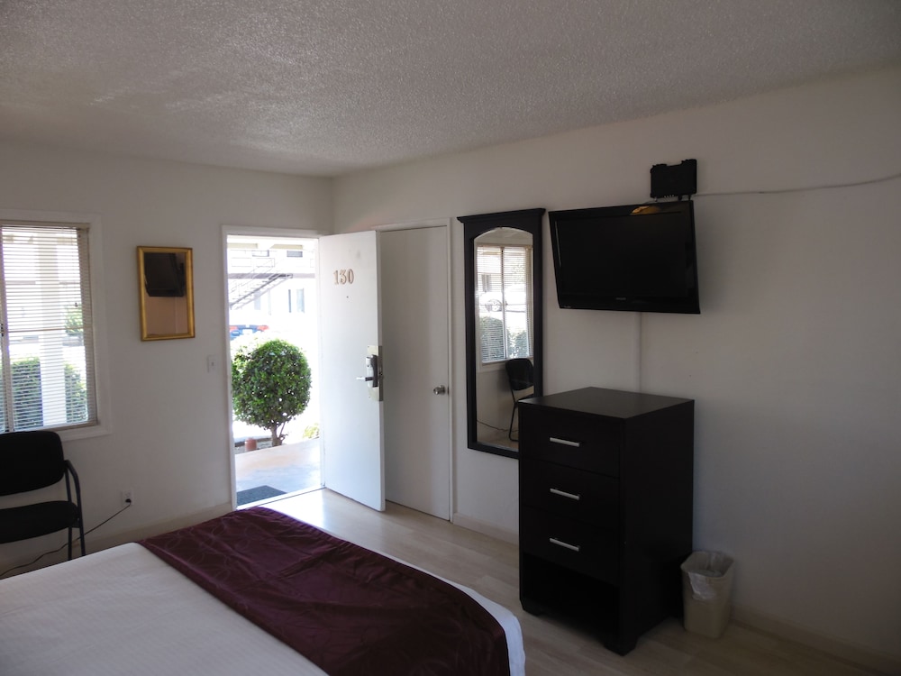 Hi-Way Host Motel 6/56
