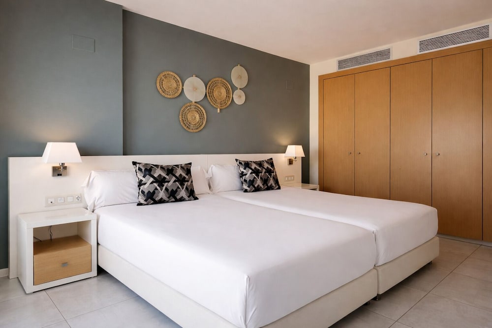 Suite, Single, 2 Double Beds