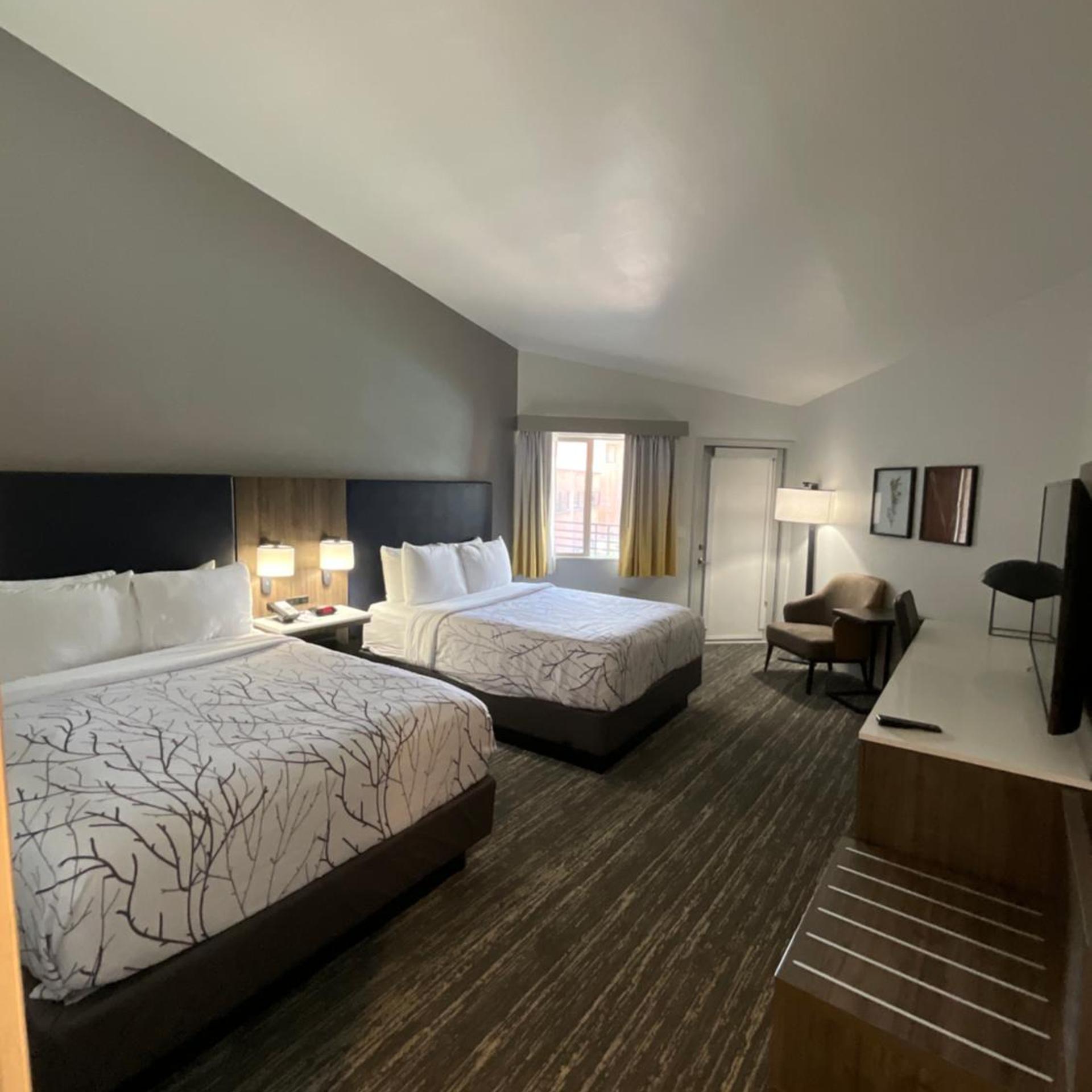 Room, King Bed, 2 Queen Beds, Pool View, Balcony
