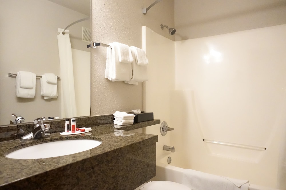 Super 8 by Wyndham Swift Current 44/46