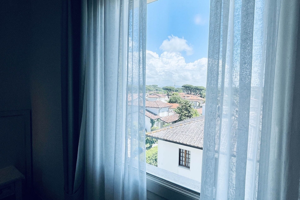 Pigalle Hotel 4/64