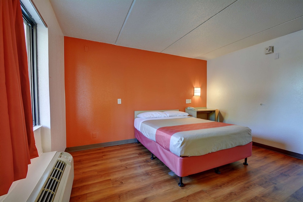 Motel6 Chicopee, MA - Springfield 18/37