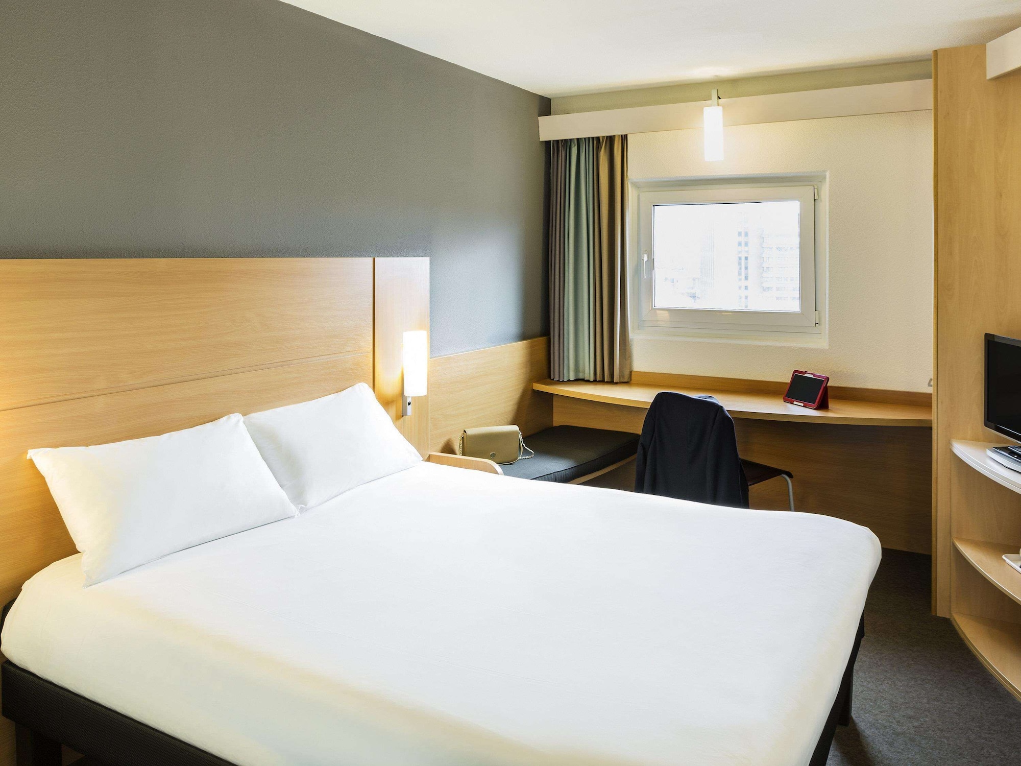 ROOM, TWIN BEDS
