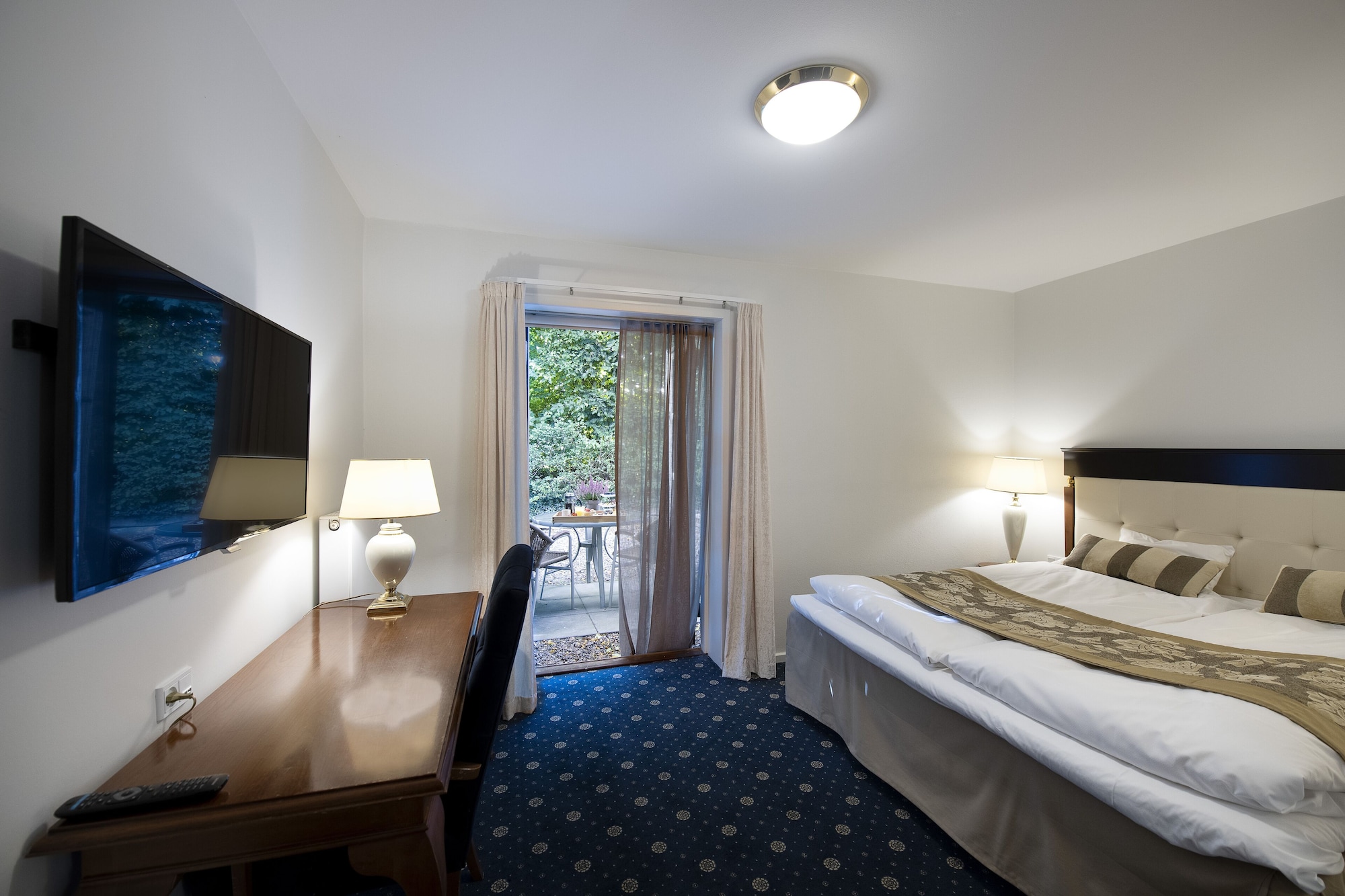 Standard, King Bed, Patio
