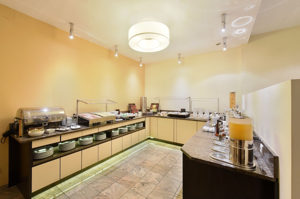 Lucia Hotel 39/46