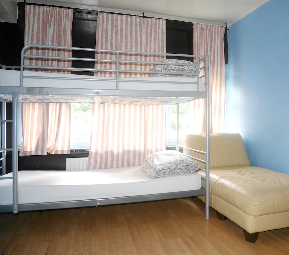 Kensal Green Backpackers 1 29/56
