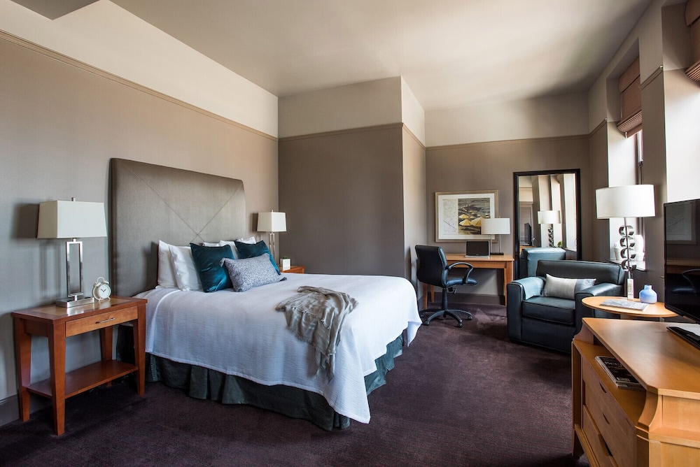 DELUXE, QUEEN BED