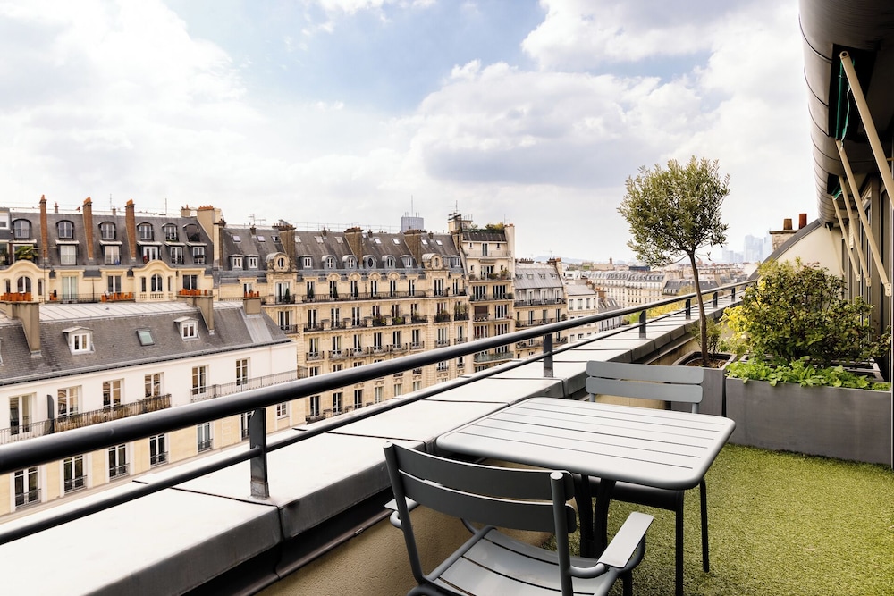 Ampere Hotel 76/80