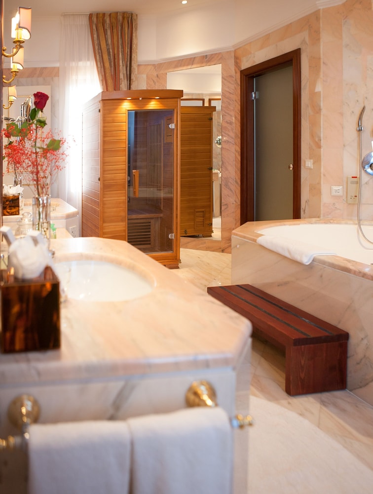 Grande Albergo Delle Rose 3/50