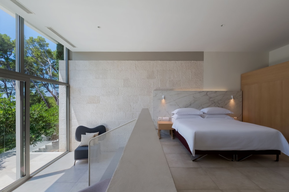 DELUXE, DOUBLE OR TWIN BED, PARTIAL SEA VIEW, BALCONY