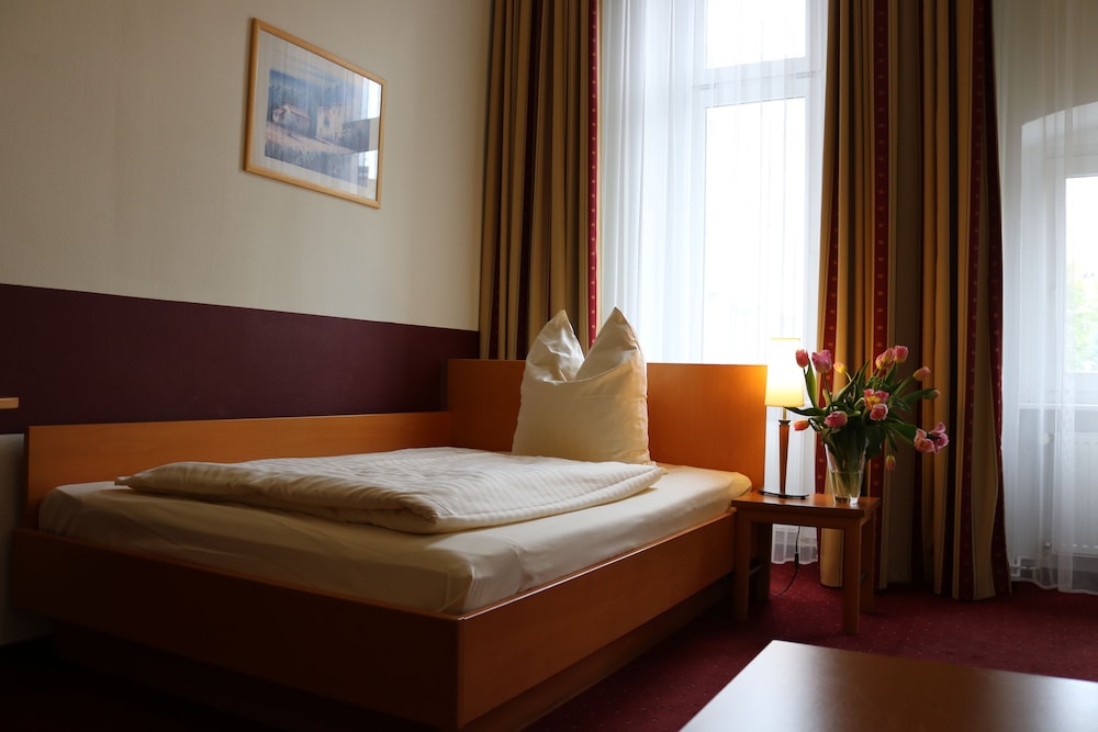 SUPERIOR, SINGLE, QUEEN BED