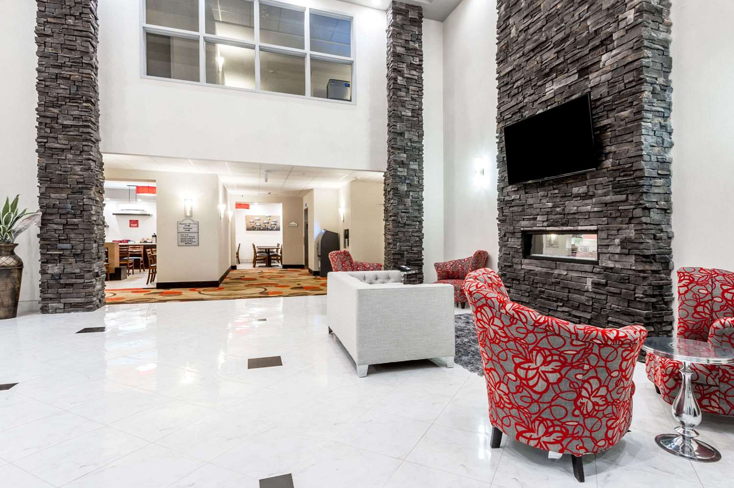 Ramada by Wyndham Moose Jaw 2/10