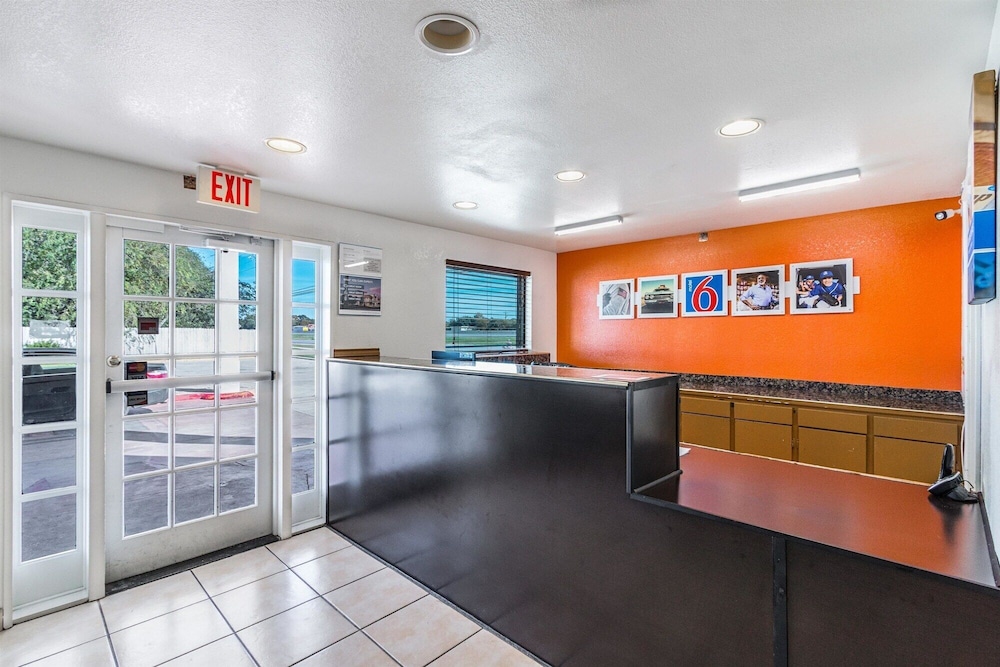 Motel6 San Marcos, TX - North 10/45