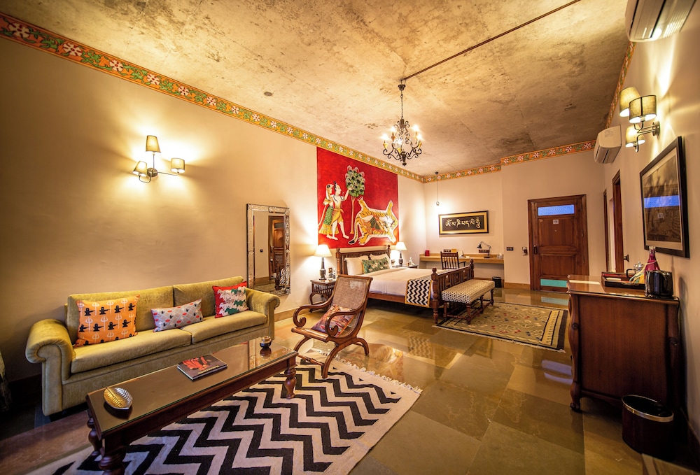 JUNIOR SUITE, KING BED