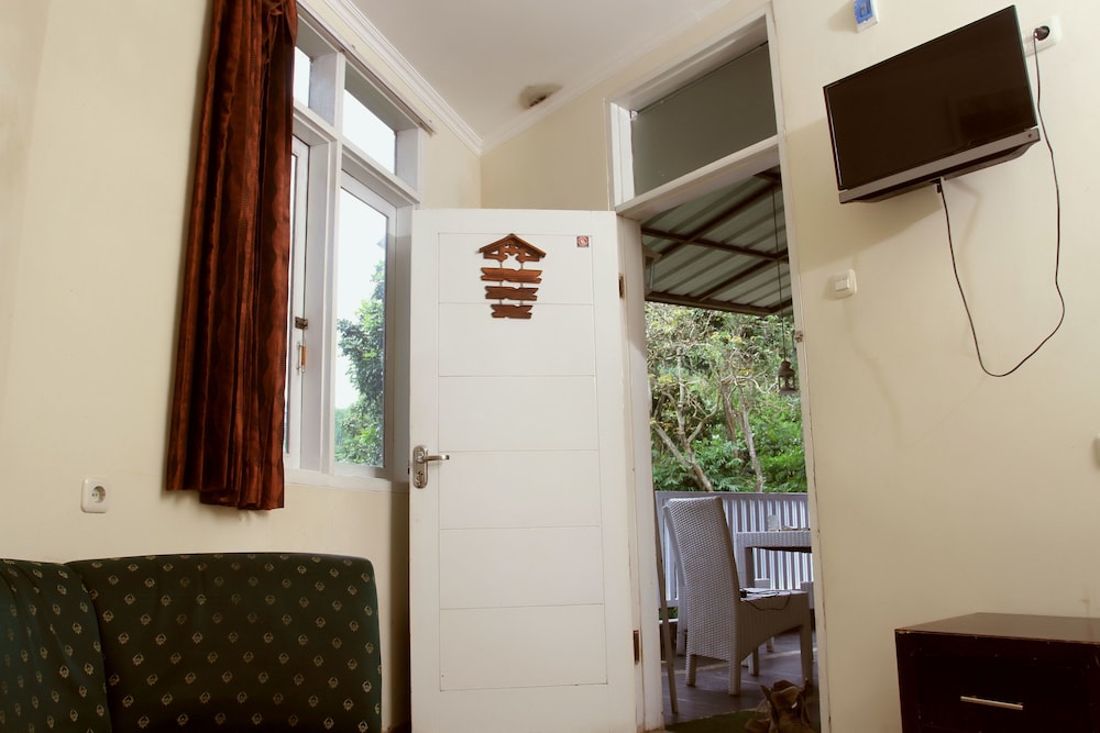 Bantal Guling Villa Bandung 10/69
