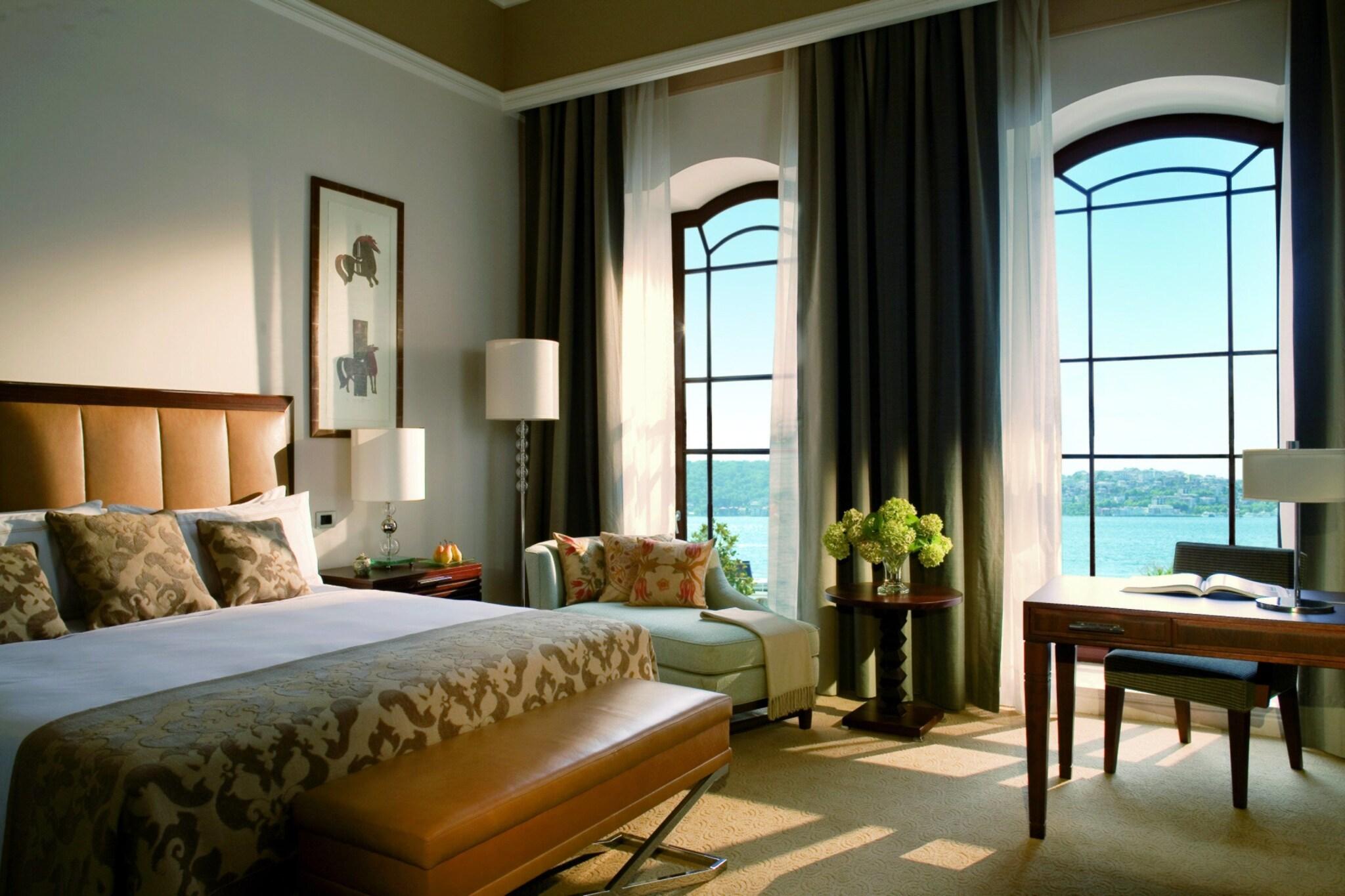 PALACE ROOF, SUITE, KING BED
