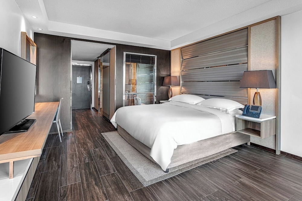 Deluxe, King Bed, Island View