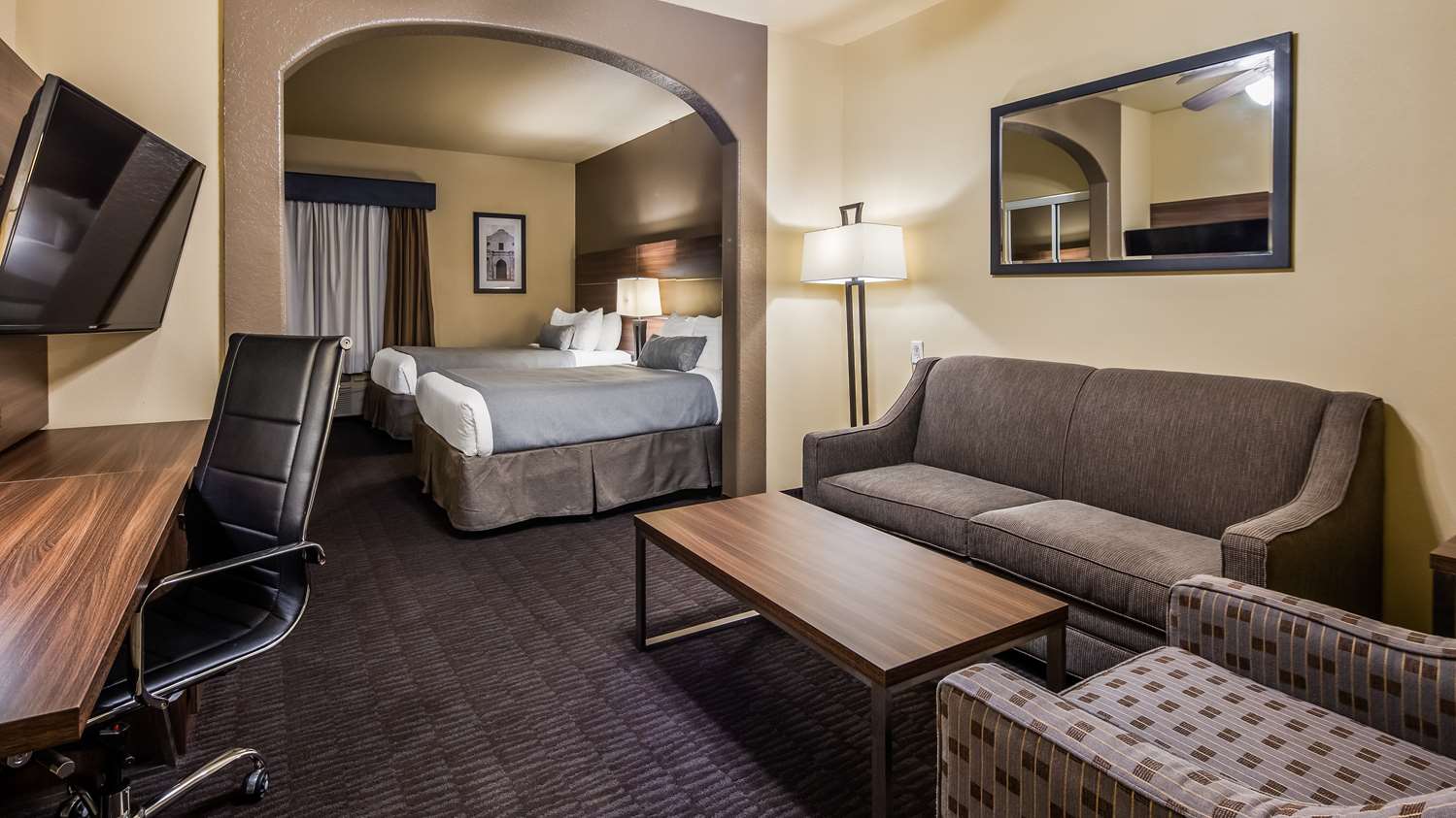 Suite, 2 Queen Beds, Sofa